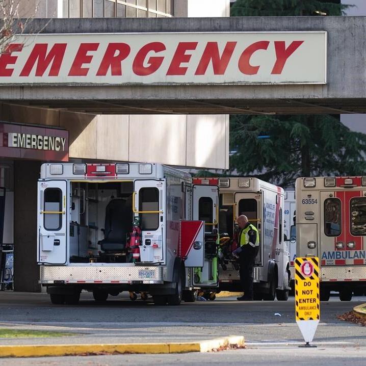 B.C. paramedics, government announce tentative deal after talks with veteran mediator